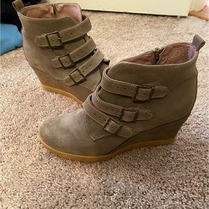 Super cute wedge bootie